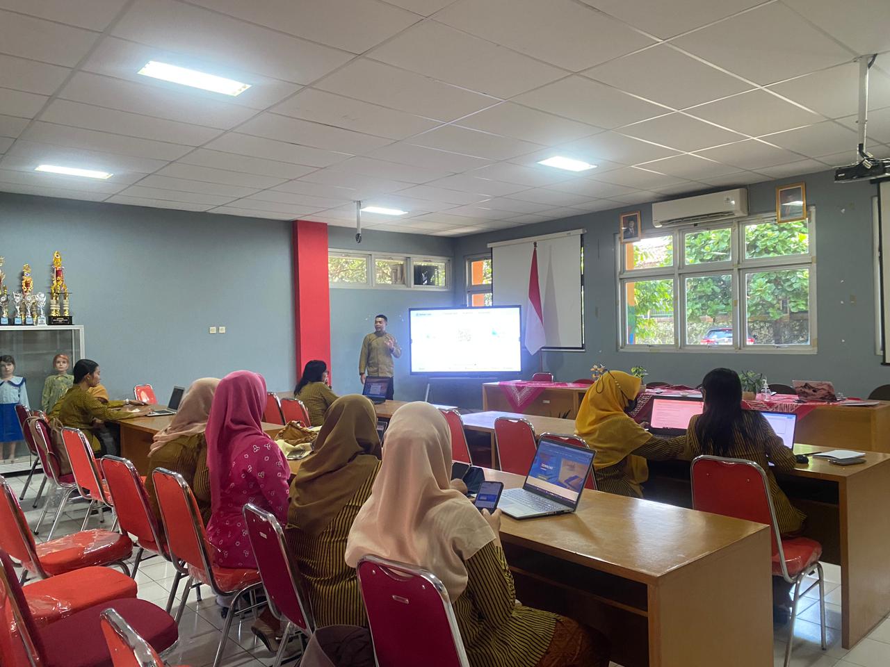 Hari Belajar Guru: Meningkatkan Kompetensi Digitalisasi Pembelajaran di TK Model